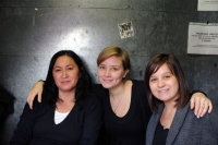 Da sinistra: Marcia Flores, del comitato organizzativo, Camilla Pagani e Linda Beinat, della segreteria organizzativa del Festival